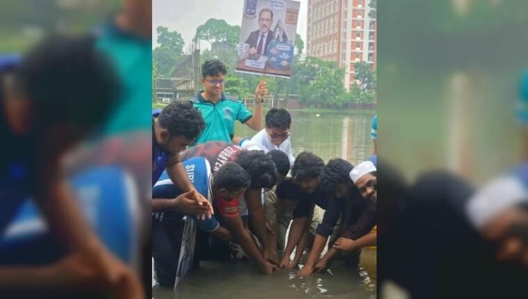 ঢাবির জলাবদ্ধ কেন্দ্রীয় খেলার মাঠে মাছ ছেড়ে ডাকসুর অভিনব প্রতিবাদ