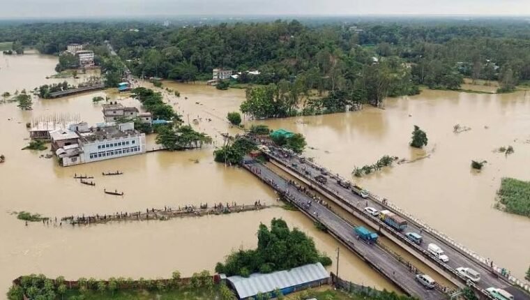 স্লুইস গেইট ও অবৈধ বাঁধে থমকে বন্যার পানি, বন্দি লাখো মানুষ