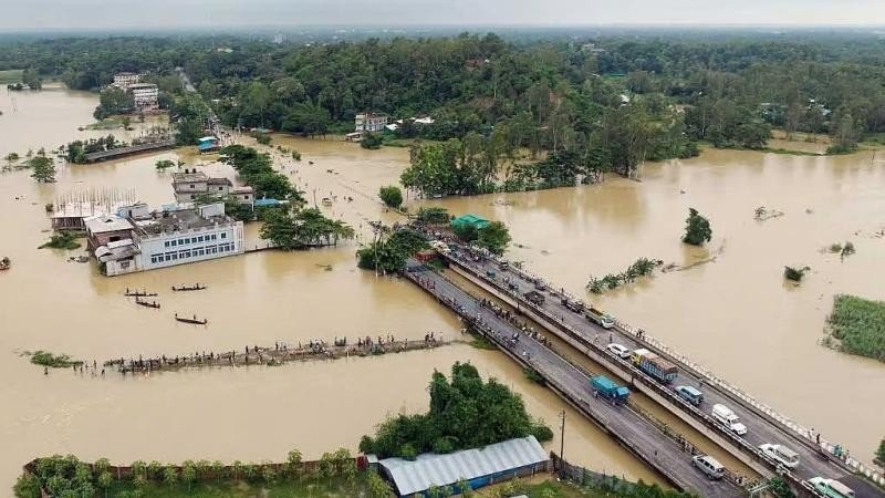 স্লুইস গেইট ও অবৈধ বাঁধে থমকে বন্যার পানি, বন্দি লাখো মানুষ