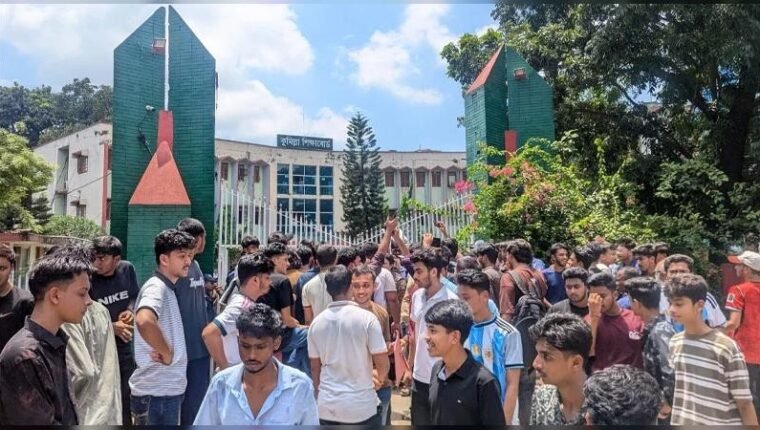কুমিল্লায় শিক্ষামন্ত্রীর পদত্যাগ দাবিতে এইচএসসি পরীক্ষার্থীদের বিক্ষোভ