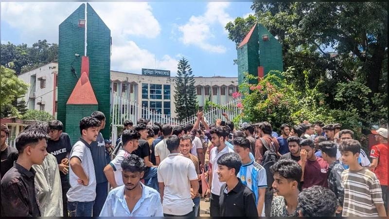 কুমিল্লায় শিক্ষামন্ত্রীর পদত্যাগ দাবিতে এইচএসসি পরীক্ষার্থীদের বিক্ষোভ