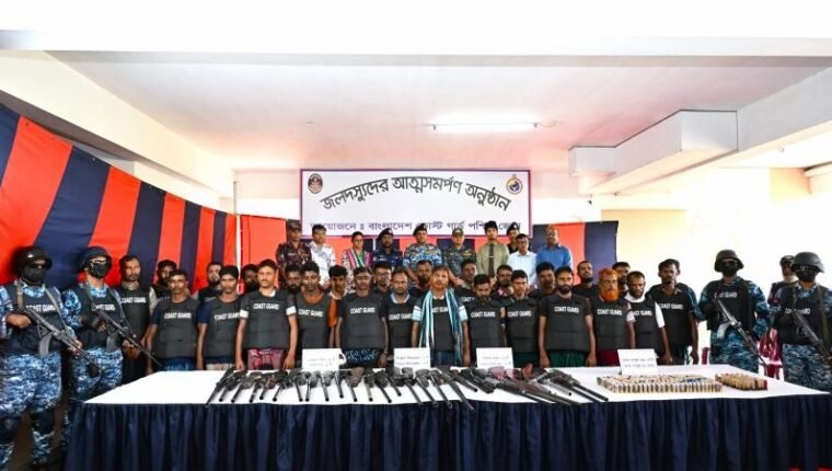 সুন্দরবনে বনদস্যু ছোট জাহাঙ্গীর বাহিনীর আত্মসমর্পণ, উদ্ধার ২৭টি অস্ত্র ও ৩৯৫ রাউন্ড কার্তুজ