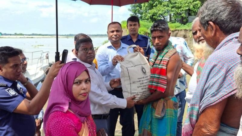 নদীভাঙন এলাকায় ময়মনসিংহের বিভাগীয় কমিশনার ও জেলা প্রশাসক