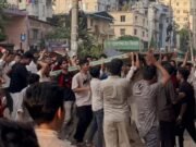চট্টগ্রাম শিক্ষা বোর্ডের গেইট খুলে নিয়ে গেলেন বিক্ষুব্ধ শিক্ষার্থীরা