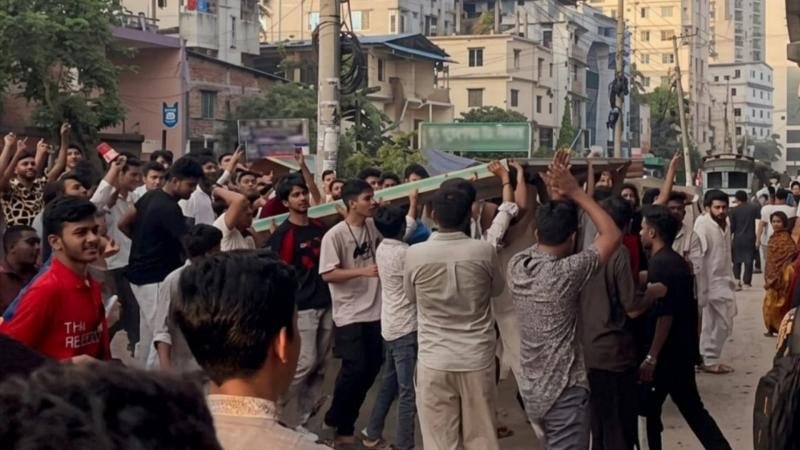 চট্টগ্রাম শিক্ষা বোর্ডের গেইট খুলে নিয়ে গেলেন বিক্ষুব্ধ শিক্ষার্থীরা