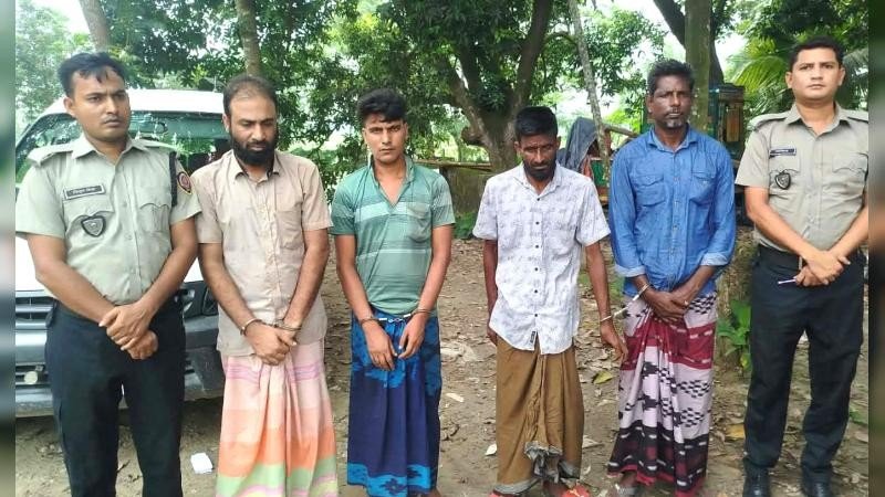 নন্দীগ্রামে গাঁজা সেবনের সময় ভ্রাম্যমাণ আদালতে ৪ জনের সাজা 