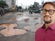 সড়কের গর্তে পড়ে গাড়ি নষ্ট, ক্ষতিপূরণ চেয়ে মেয়রকে পাঠানো হচ্ছে আইনি নোটিশ