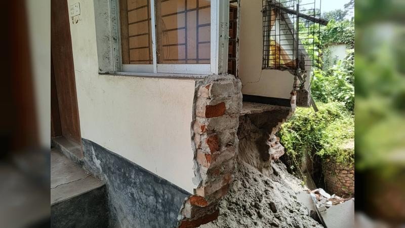 ভারী বর্ষণে সরিষাবাড়ী খাদ্য গুদামের নতুন অফিস ভবনে ধস