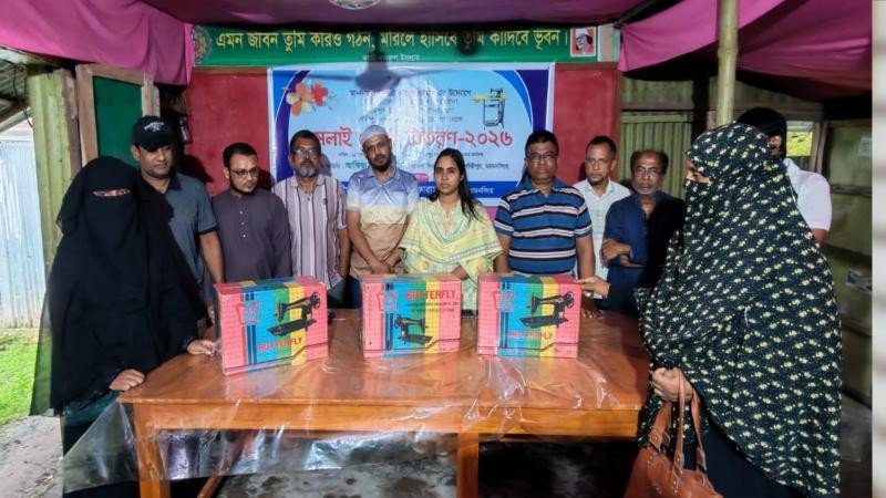 গৌরীপুরে সুবিধাভোগী নারীদের মধ্যে সেলাই মেশিন বিতরণ