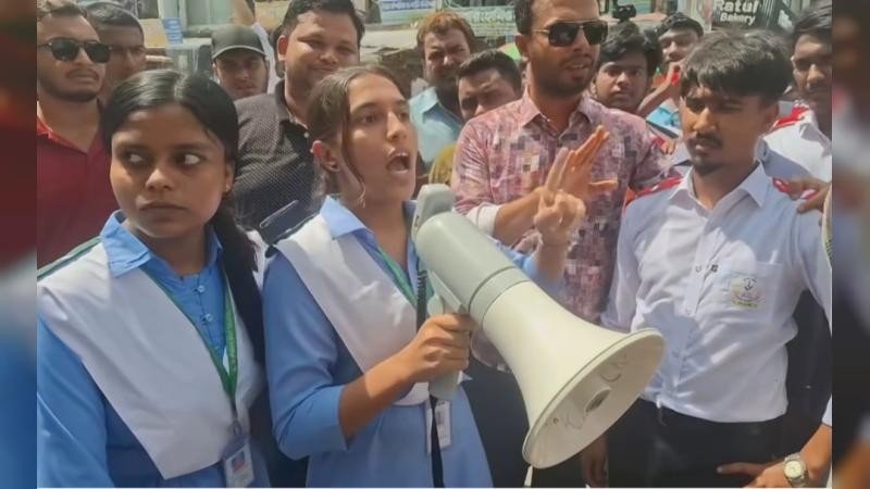 শিক্ষামন্ত্রীর পদত্যাগ দাবিতে দ্বিতীয় দিনের মতো জয়পুরহাটে বিক্ষোভ, সড়ক অবরোধ