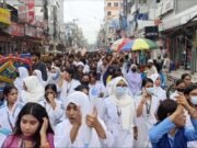 শিক্ষামন্ত্রীর পদত্যাগের দাবিতে সিরাজগঞ্জে শিক্ষার্থীদের অবস্থান কর্মসূচি ও বিক্ষোভ