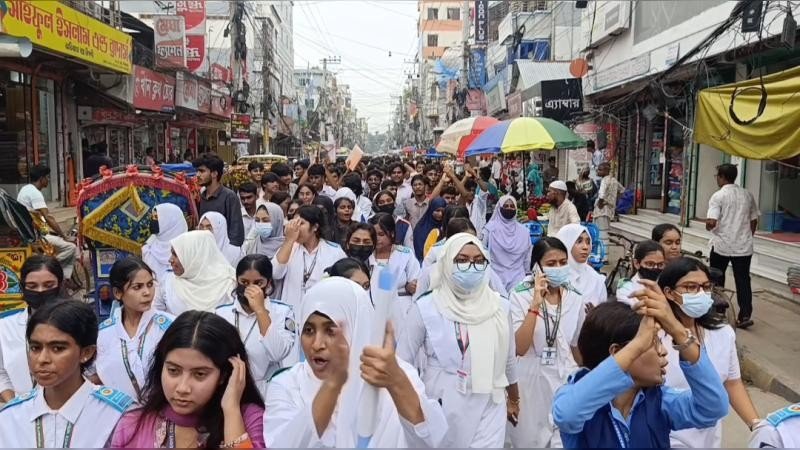 শিক্ষামন্ত্রীর পদত্যাগের দাবিতে সিরাজগঞ্জে শিক্ষার্থীদের অবস্থান কর্মসূচি ও বিক্ষোভ