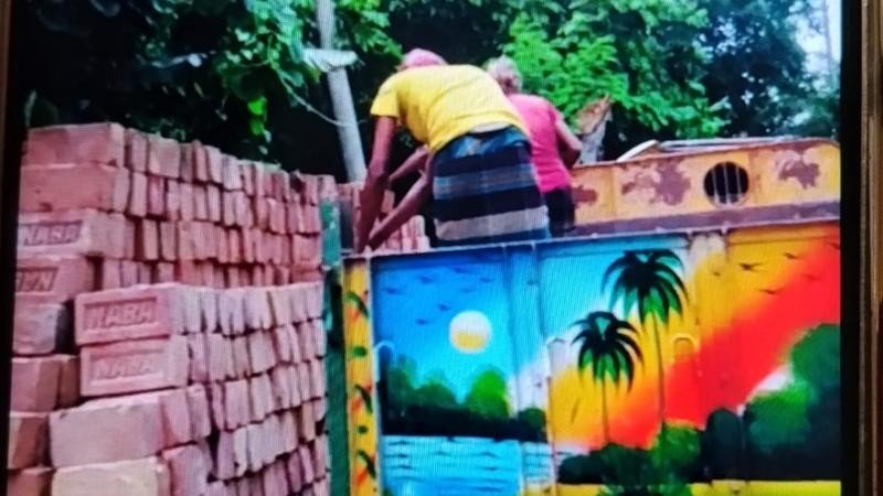 সাবেক চেয়ারম্যানের বিরুদ্ধে চাঁদা দাবি, প্রাণনাশের হুমকি ও ইট লুটের অভিযোগ