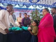 সরিষাবাড়ীতে ৩০২ প্রান্তিক শিশুর মাঝে স্কুলব্যাগ, স্বাস্থ্যসামগ্রী ও পরিবারের জন্য মুরগি বিতরণ
