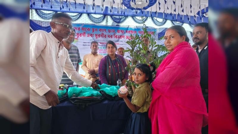 সরিষাবাড়ীতে ৩০২ প্রান্তিক শিশুর মাঝে স্কুলব্যাগ, স্বাস্থ্যসামগ্রী ও পরিবারের জন্য মুরগি বিতরণ