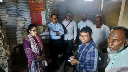 অধিক দামে সার বিক্রি, কুমিল্লায় ডিলারকে জরিমানা