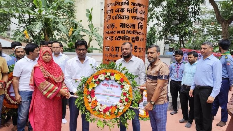 কুমিল্লা'য় জুলাই শহীদ দিবসে প্রশাসন-রাজনৈতিক নেতৃবৃন্দের পুষ্পস্তবক অর্পণ