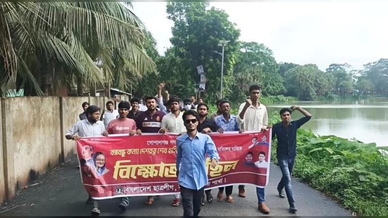 বরগুনায় নিষিদ্ধ সংগঠন ছাত্রলীগের বিক্ষোভ মিছিল