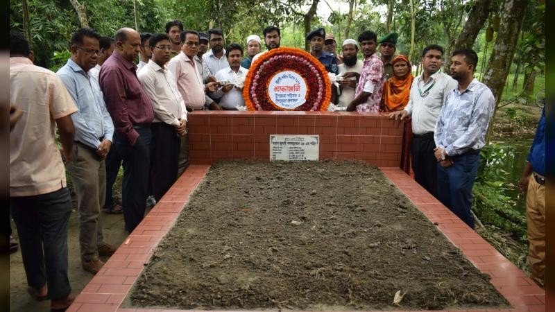কিশোরগঞ্জে শহিদ নাঈমের কবরে প্রশাসনের শ্রদ্ধাজ্ঞাপন