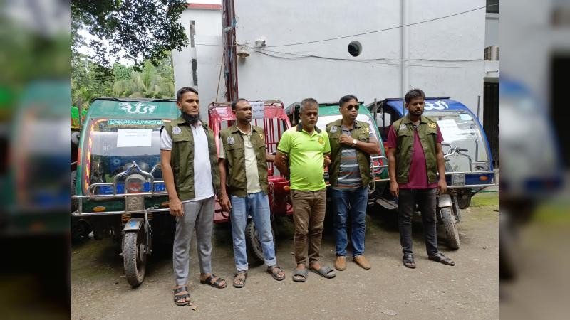 লালমনিরহাটে ডিবির অভিযানে ৫টি চোরাই ইজিবাইক উদ্ধার, গ্রেফতার ১