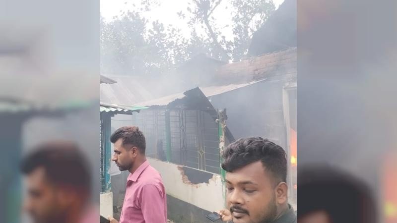 ভালুকায় মাদক ব্যবসার অভিযোগে মা-ছেলে আটক, এলাকাবাসী ক্ষোভে দিলো আগুন