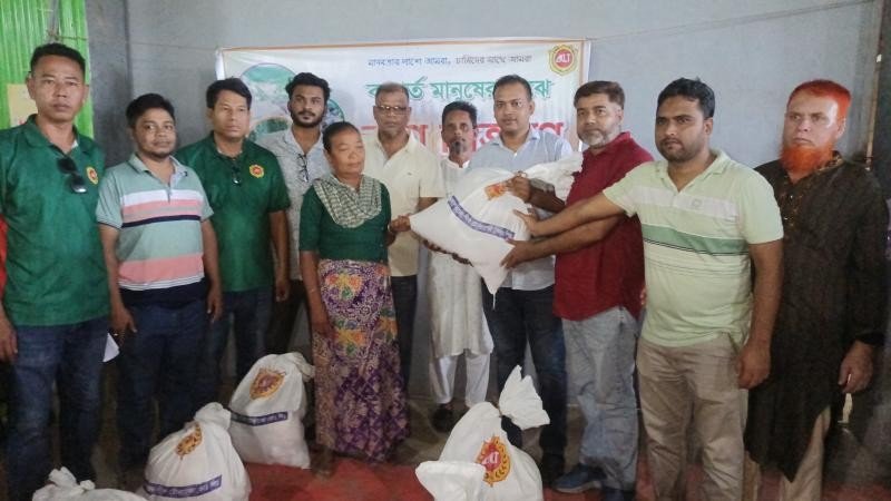লামায় বন্যাদুর্গতদের পাশে আবুল খায়ের টোব্যাকো