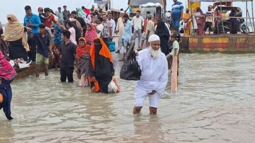 বরগুনায় জোয়ারের পানি বেড়ে ডুবে গেছে ফেরিঘাটের গ্যাংওয়ে