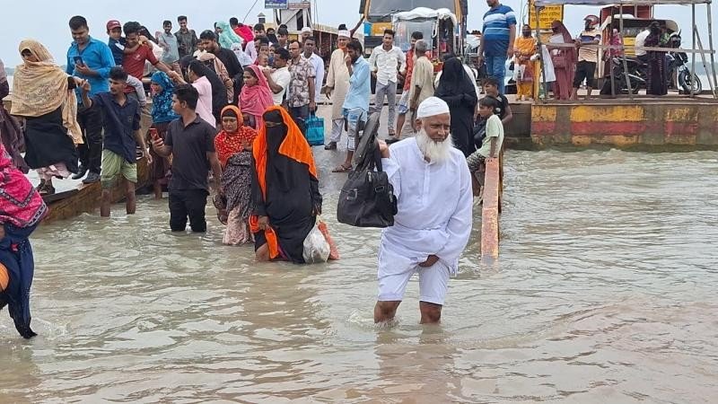 বরগুনায় জোয়ারের পানি বেড়ে ডুবে গেছে ফেরিঘাটের গ্যাংওয়ে