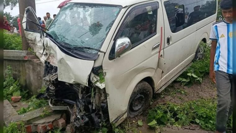 বিয়ে শেষে বাড়ি ফেরার পথে মাইক্রোবাস খাদে: শিশুসহ নিহত ২, আহত ১২