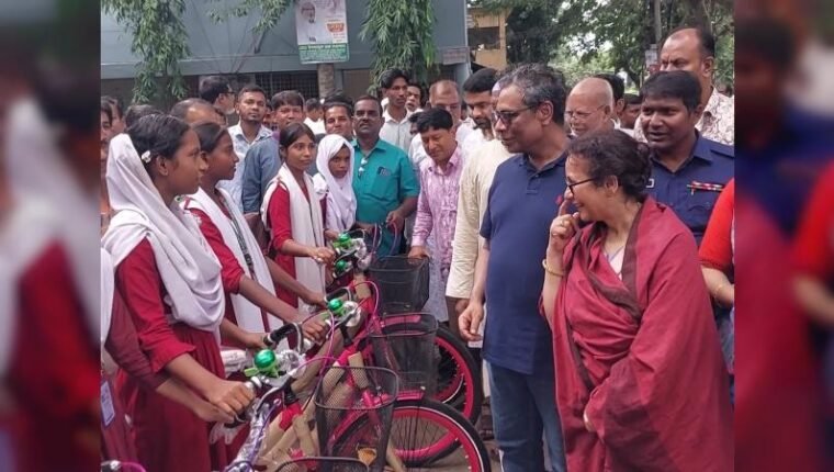 স্বাস্থ্য প্রতিমন্ত্রীর থেকে ভিক্ষুকরা পেলেন টং দোকান, শিক্ষার্থীরা পেল বাইসাইকেল