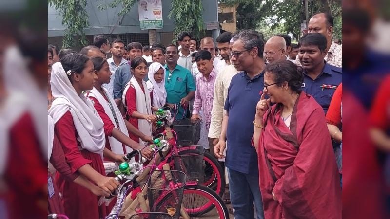 স্বাস্থ্য প্রতিমন্ত্রীর থেকে ভিক্ষুকরা পেলেন টং দোকান, শিক্ষার্থীরা পেল বাইসাইকেল