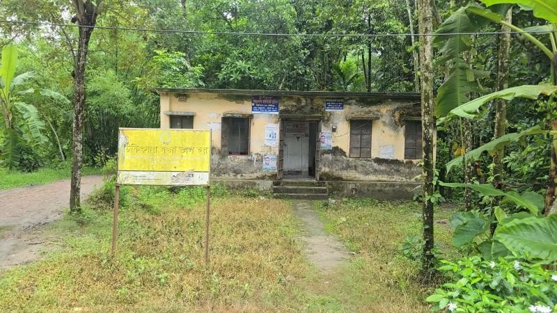 বরগুনার কমিউনিটি ক্লিনিকে সেচ্ছাচারিতা, ভোগান্তিতে প্রান্তিক জনগোষ্ঠী