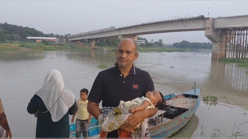 ৭ বছরেও শেষ হয়নি নলাম সেতু, খেয়া নৌকাই ভরসা