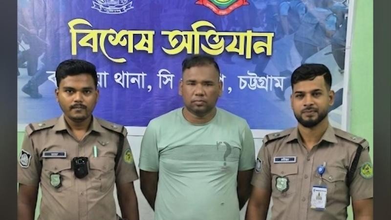 পুলিশের সোর্স পরিচয়ে চাঁদাবাজি ও হামলায় অভিযুক্ত ‘সোর্স বাবু’ গ্রেপ্তার