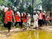আশুলিয়ার পলাশবাড়ীর ছাত্র-যুব সমাজের উদ্যোগে চট্টগ্রামে ত্রাণ বিতরণ