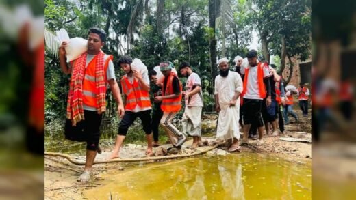 আশুলিয়ার পলাশবাড়ীর ছাত্র-যুব সমাজের উদ্যোগে চট্টগ্রামে ত্রাণ বিতরণ