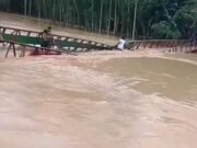 পাহাড়ি ঢলে ব্রিজ ভেসে যাওয়ায় চারজনের সলিল সমাধি, ভিডিও ভাইরাল