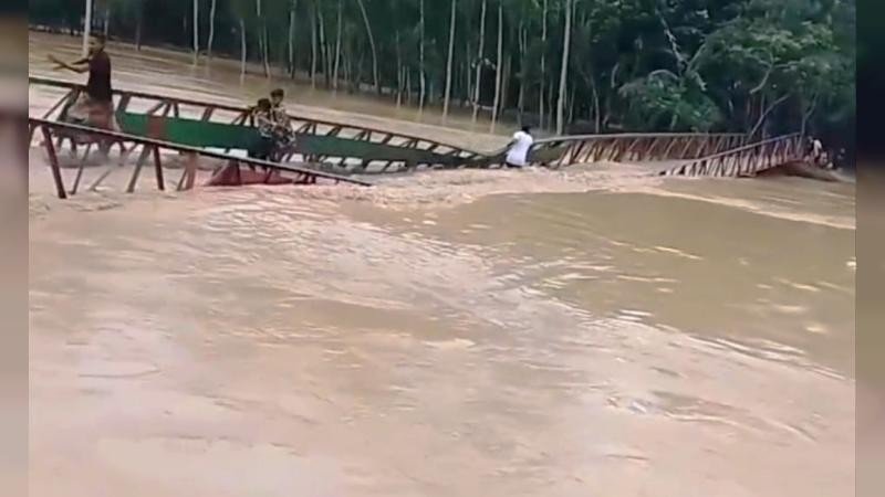 পাহাড়ি ঢলে ব্রিজ ভেসে যাওয়ায় চারজনের সলিল সমাধি, ভিডিও ভাইরাল