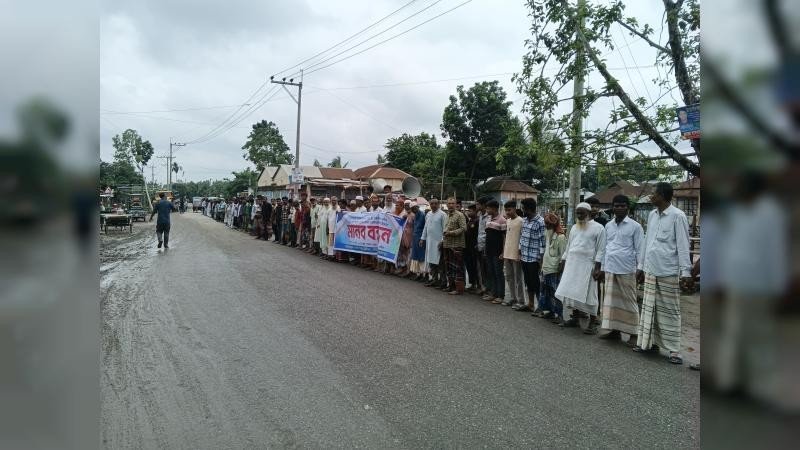 সরিষাবাড়ীতে যমুনা থেকে অবৈধ বালু উত্তোলন বন্ধের দাবিতে মানববন্ধন