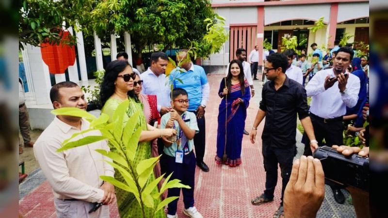 সবুজ নাটোর গড়ার অংশ হিসাবে শিক্ষার্থীদের মাঝে গাছের চারা বিতরণ