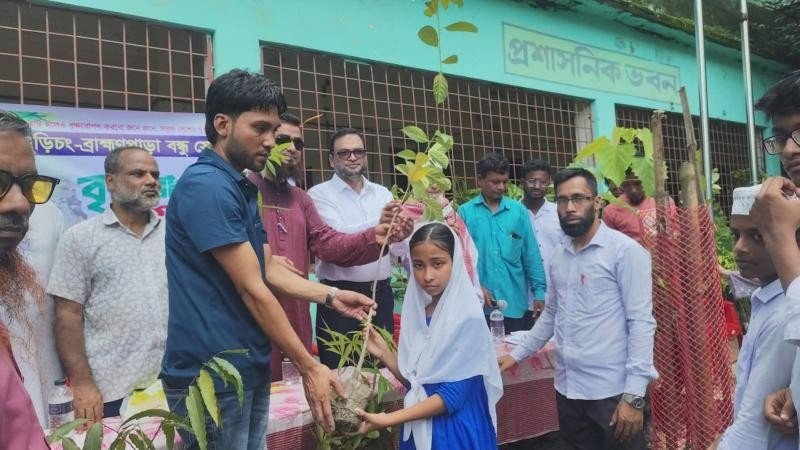 বুড়িচং-ব্রাহ্মণপাড়া বন্ধু সেবা'র উদ্যোগে শিক্ষার্থীদের মাঝে ৪০০ চারাগাছ বিতরণ