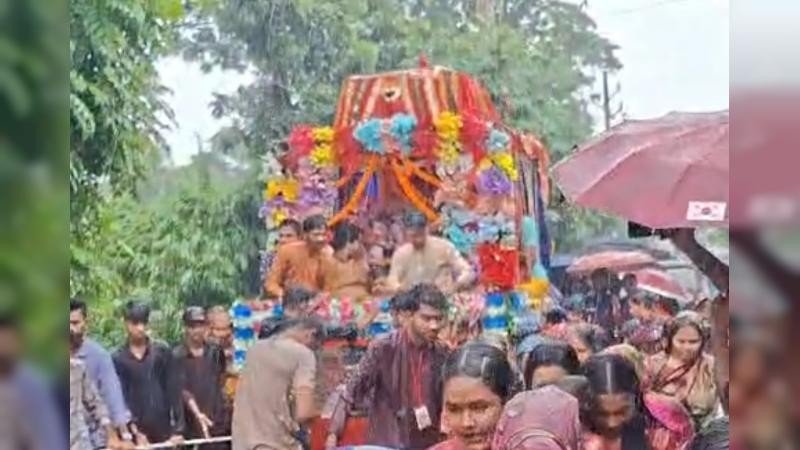 বৈরী আবহাওয়ার মধ্যেও বরগুনায় উল্টো রথযাত্রা অনুষ্ঠিত