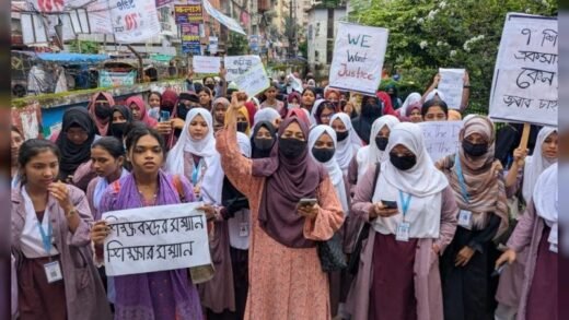 শিক্ষককে বদলির প্রতিবাদে কুমিল্লায় শিক্ষার্থীদের বিক্ষোভ