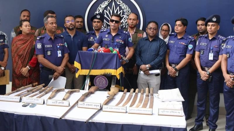 চট্টগ্রামে দুর্গম পাহাড় থেকে ৪ আগ্নেয়াস্ত্র ও বিপুল দেশীয় অস্ত্রসহ গ্রেপ্তার ২