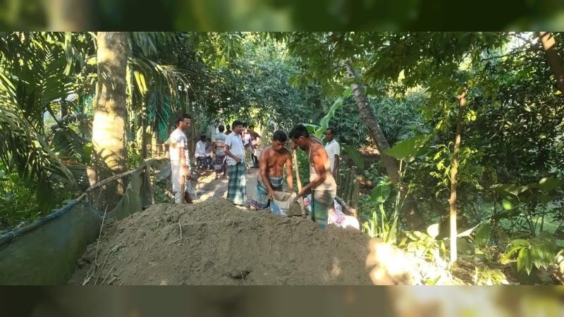 নগদা শিমলায় দুটি কাঁচা সড়ক সংস্কার করলেন বিএনপির সদস্য তারেক খাঁন