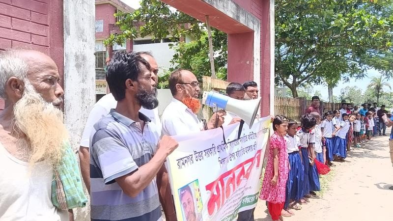 শিক্ষকের উপর হামলার প্রতিবাদে মানববন্ধন
