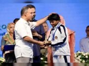 ম্যান অব দ্য টুর্নামেন্ট নাটোরের ফারিহা মনি, পুরষ্কার তুলে দিলেন প্রধানমন্ত্রী