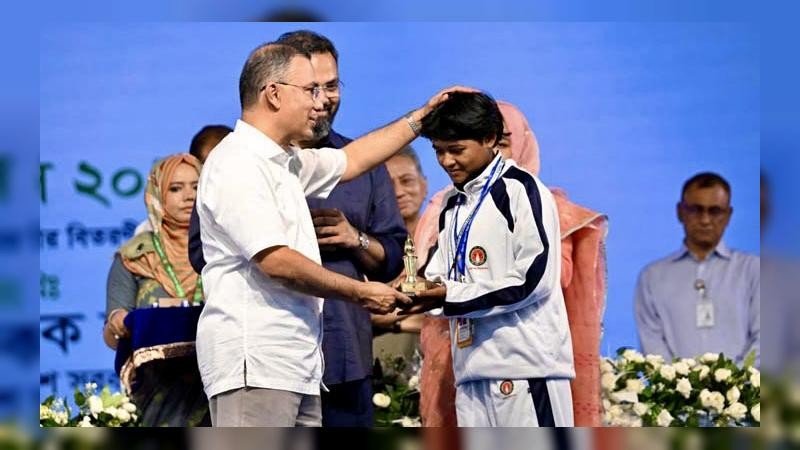 ম্যান অব দ্য টুর্নামেন্ট নাটোরের ফারিহা মনি, পুরষ্কার তুলে দিলেন প্রধানমন্ত্রী