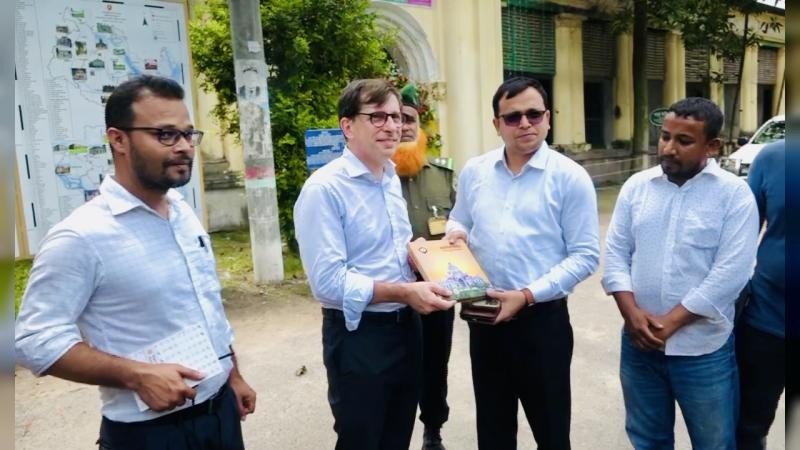 নাটোর রাজবাড়ী পরিদর্শনে ফ্রান্সের রাষ্ট্রদূত