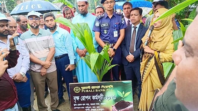বরগুনায় পূবালী ব্যাংকের উদ্যোগে বৃক্ষরোপণ কর্মসূচির উদ্বোধন